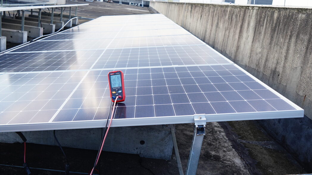 Kỹ sư thực hiện đo thông số MTTP năng lượng mặt trời UNI-T UT673PV